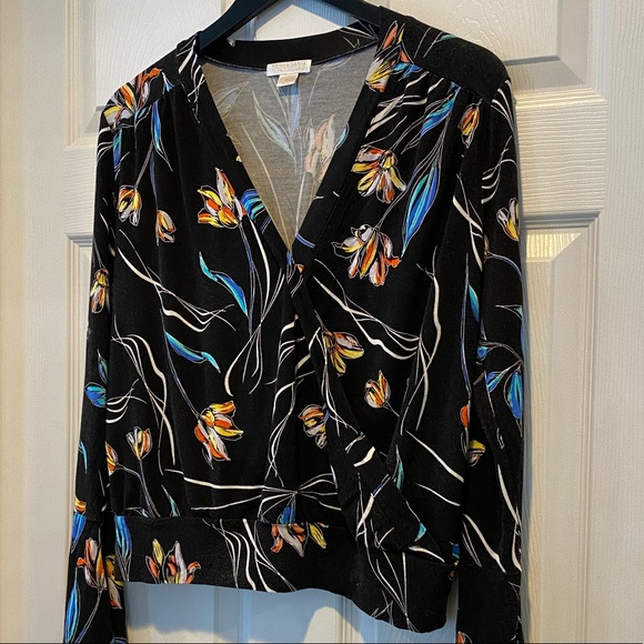 ♦️2/$20 Floral faux-wrap blouse - Picture 8 of 9